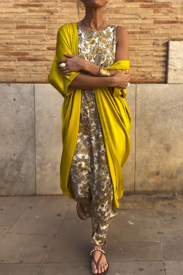 Elegant women's golden maxi dress, perfect for evening parties or special occasions. Features a flowing, chic design.
