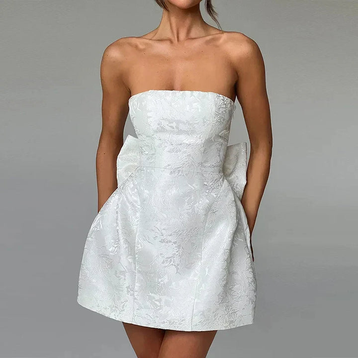 Elegant women's halter evening dress. Perfect for formal occasions & cocktail parties.