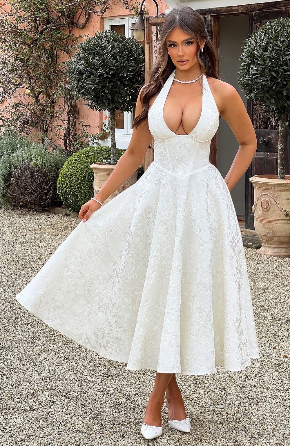 Sleeveless elegant women's halter midi dress, suitable for evening and cocktail events.