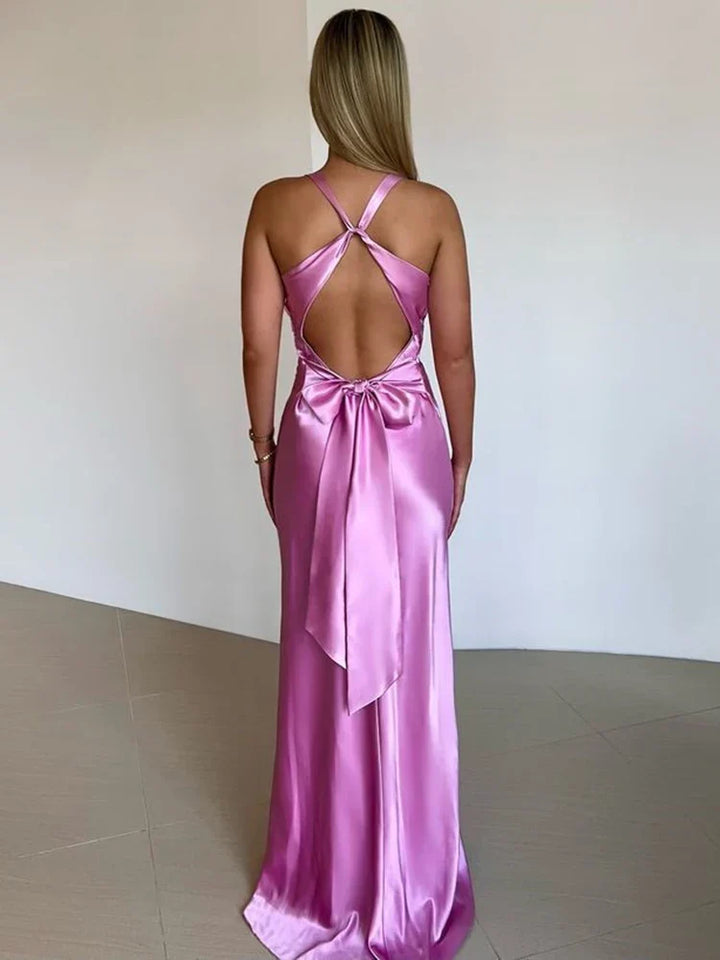 Women's elegant cocktail dress: a halter neck satin maxi gown, ideal for formal parties.