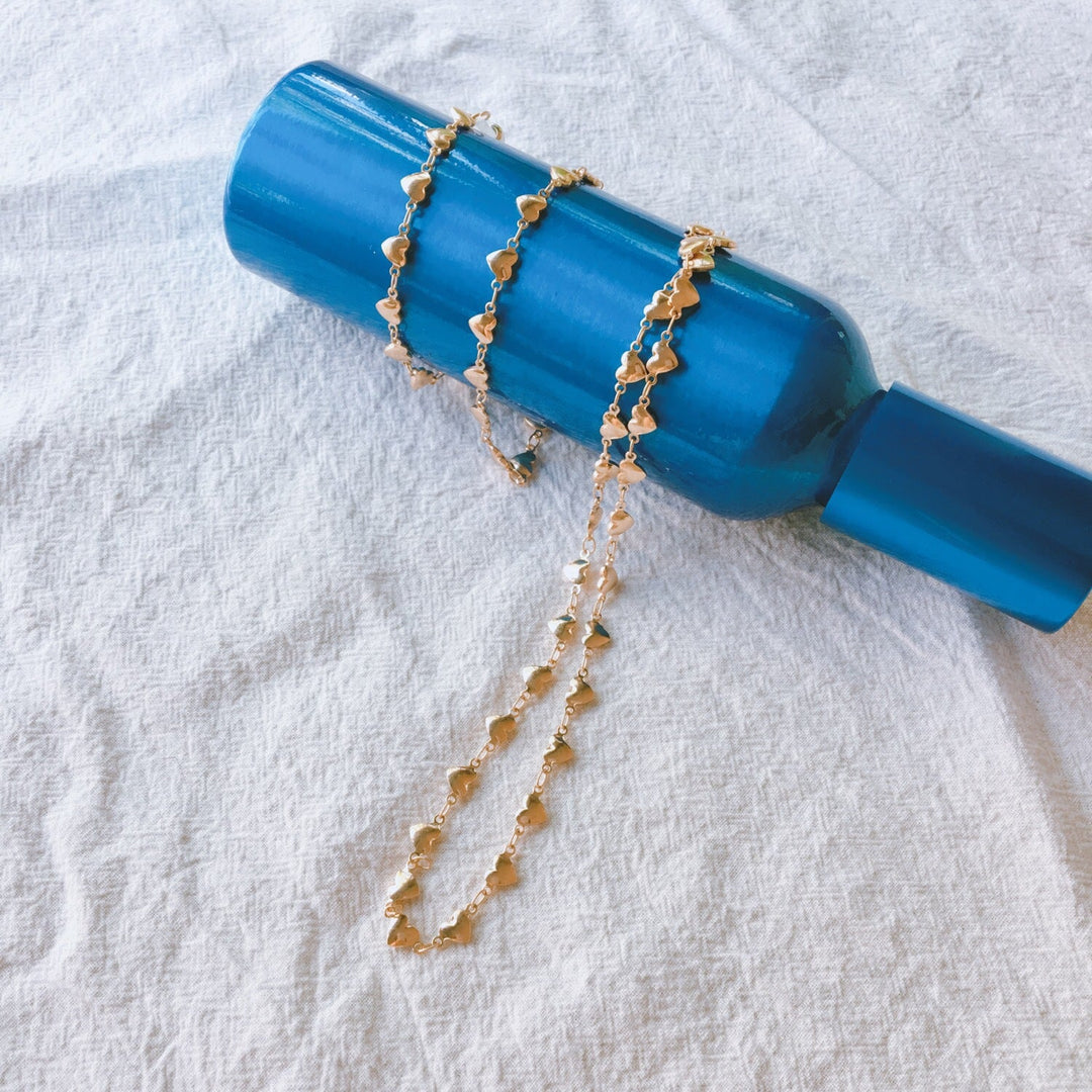 Versatile women's delicate heart charm necklace. Elegant jewelry with an adjustable chain, a perfect gift.