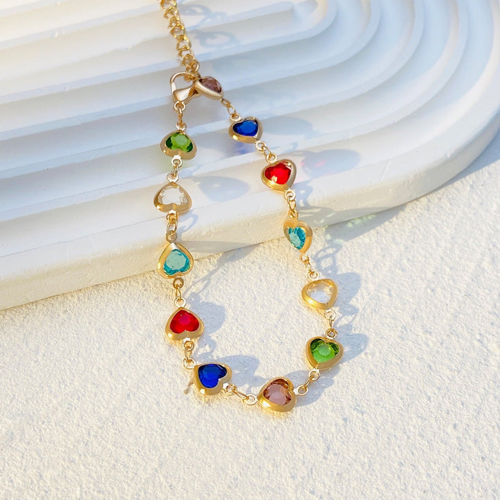 Stunning women's heart charm necklace, featuring a dazzling gemstone. Adjustable for versatile wear.