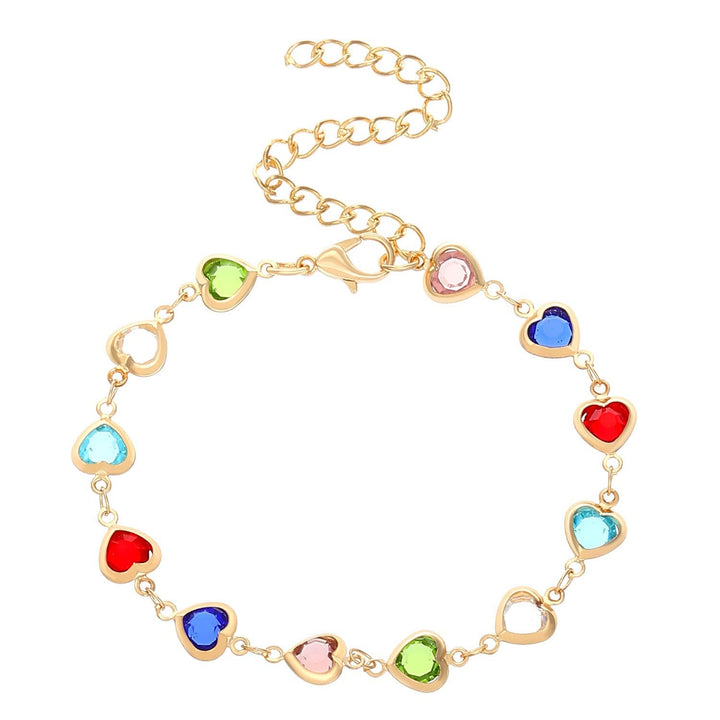 Close-up of a shimmering heart charm with a faceted gemstone, main feature of this elegant jewelry.
