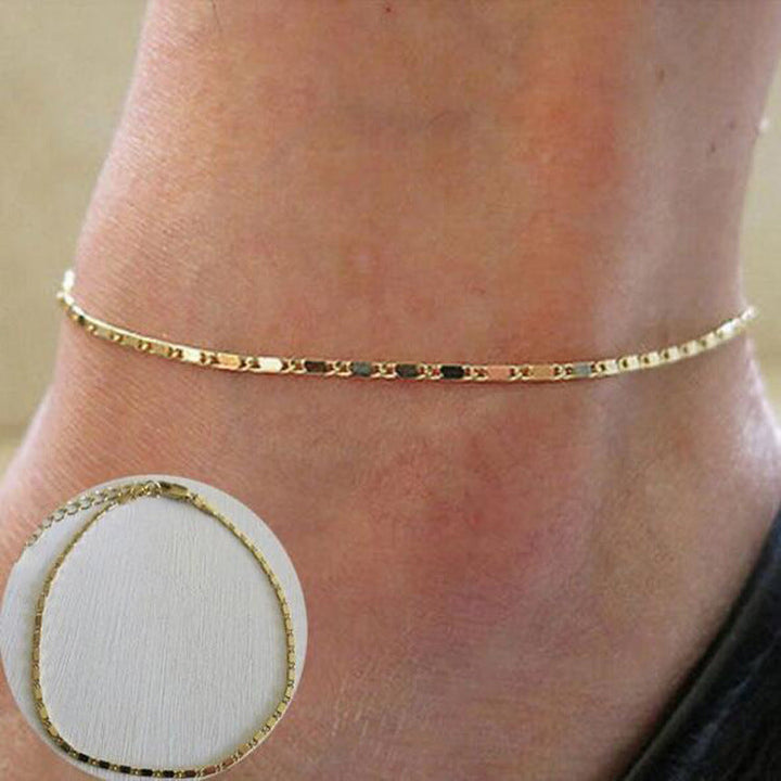 Dainty silver heart pendant necklace for women, a stylish and elegant minimalist jewelry piece.