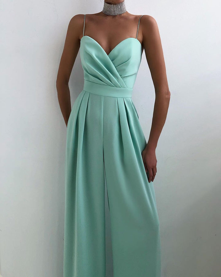 Elegant wide-leg overall for women, featuring a chic high waist and sweetheart neckline.
