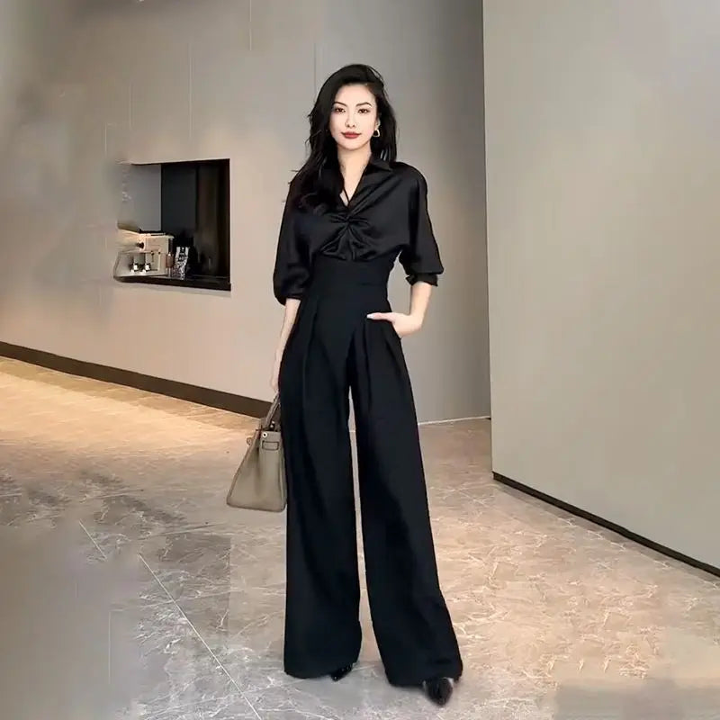 Modern women's high-waisted wide-leg trousers with pleats, offering comfort & a contemporary aesthetic.