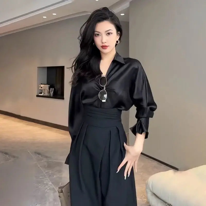 Autumn essential: Women's high-waisted wide-leg pleated pants, combining elegance with casual chic style.