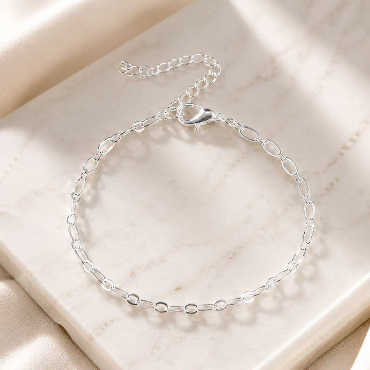 Modern women's link bracelet featuring elegant interlocking loops, available in shimmering gold or silver.