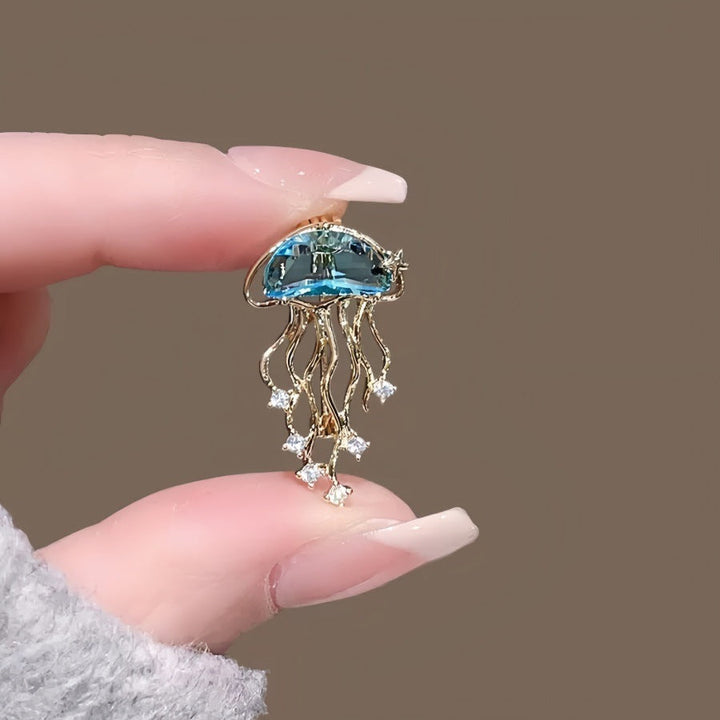 Dazzling jellyfish brooch with sparkling blue crystals, a chic and elegant women's jewelry gift.