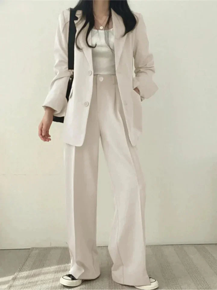 Sophisticated women's pink blazer & trouser suit set. Perfect for professional office wear & elegant events.