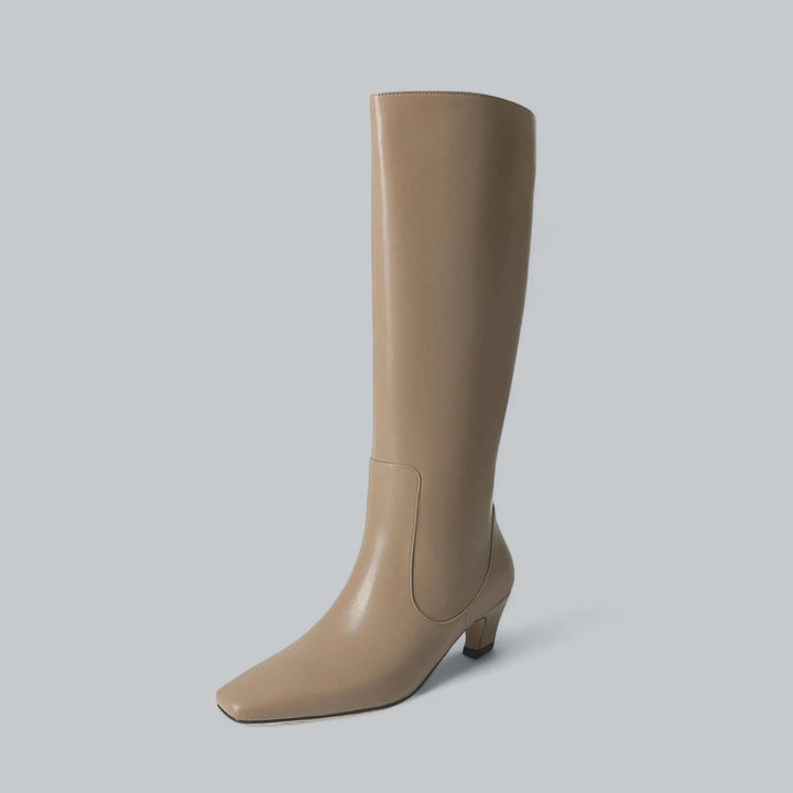 Classic women's knee-high boots, embodying timeless elegance. Fashion-forward footwear for versatile seasonal wear.