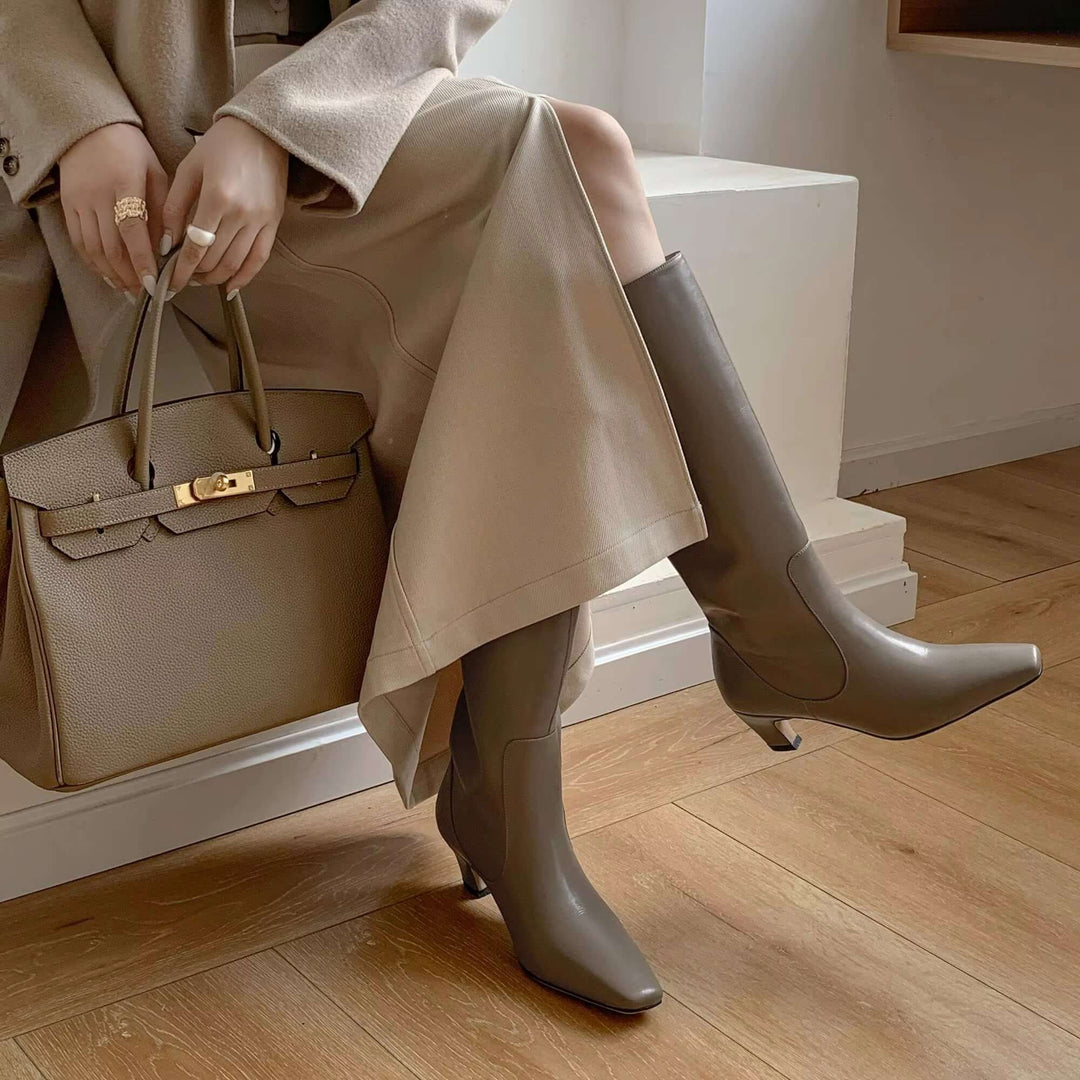 Fashionable women's knee-high boots with a sleek, elegant design. Perfect for fall, winter, and sophisticated ensembles.