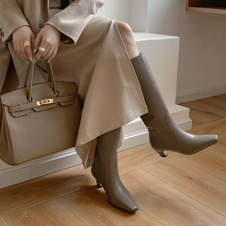 Fashionable women's knee-high boots with a sleek, elegant design. Perfect for fall, winter, and sophisticated ensembles.