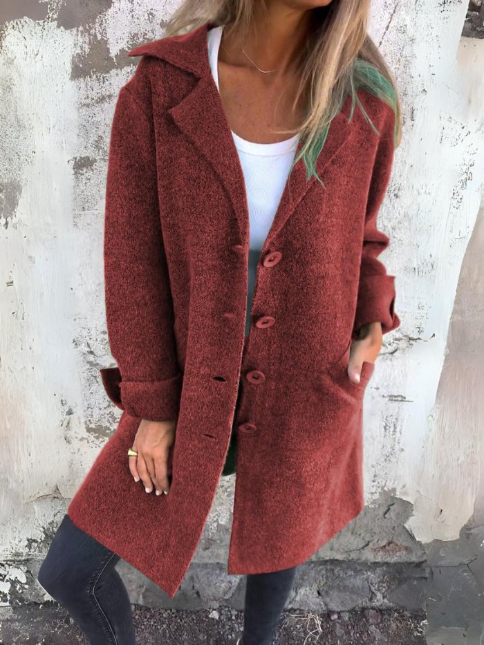 Sophisticated women's coat, classic lapel, and chic button-front. A versatile piece for cold weather.