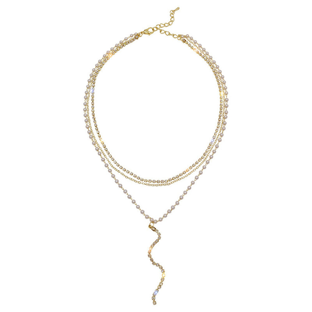Adjustable layered crystal and pearl necklace for women. A stunning multi-strand statement piece, ideal as a gift.