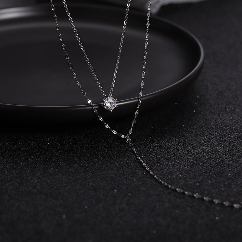 Stylish women's layered necklace, a trendy pendant jewelry accessory for a refined and elegant look.