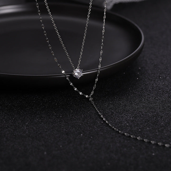 Stylish women's layered necklace, a trendy pendant jewelry accessory for a refined and elegant look.
