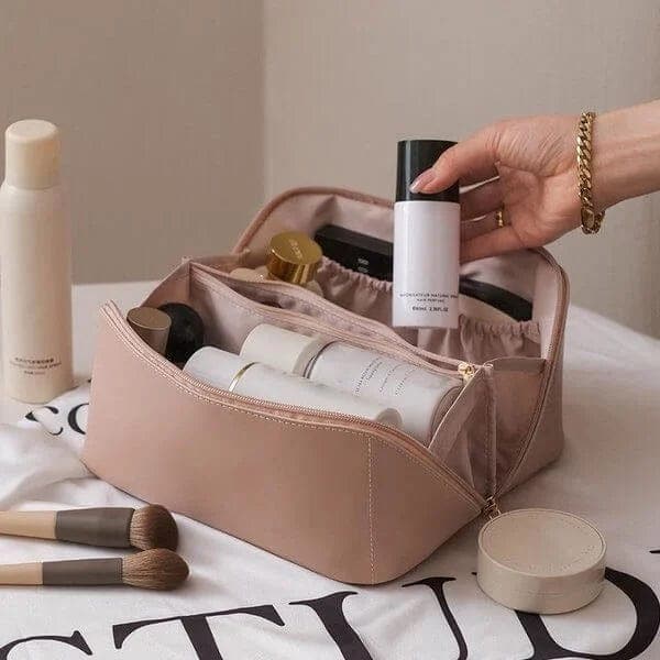 Elegant women's leather makeup bag, perfect for organizing cosmetics and beauty essentials.