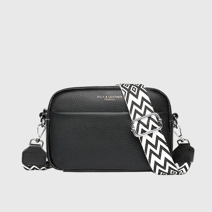 Elegant women's leather shoulder bag for everyday use. A chic and versatile accessory.