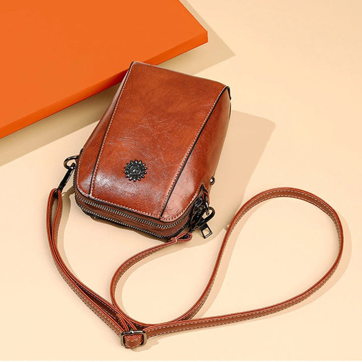 Chic women's everyday leather shoulder bag, versatile and elegant for daily use.