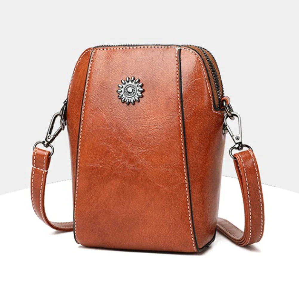 Sophisticated women's leather shoulder handbag, versatile and chic for everyday fashion.