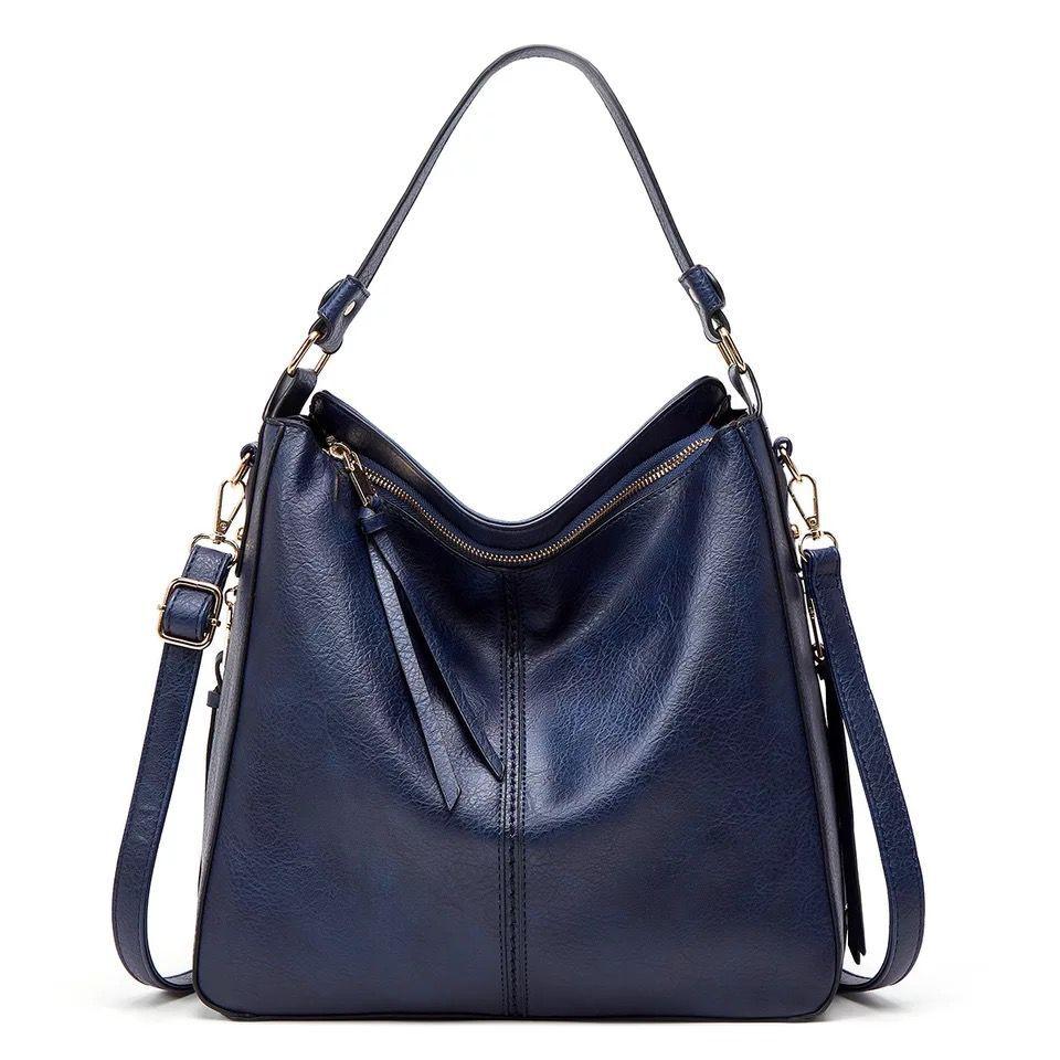 Versatile women's leather travel bag, elegant and organized, highlighted by stunning gold details.