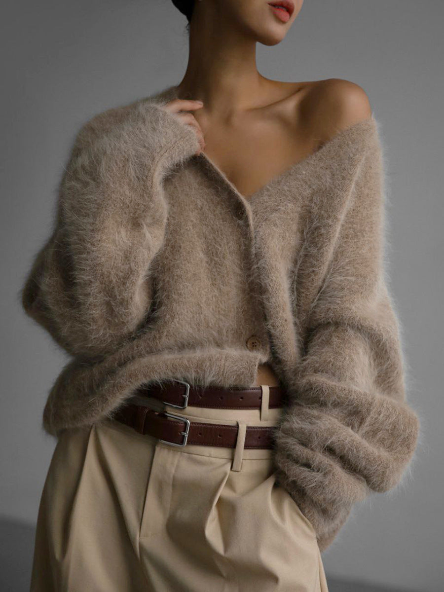 Versatile women's luxe cardigan, ideal for year-round layering. Relaxed fit offers chic, comfortable outerwear in neutral tones.