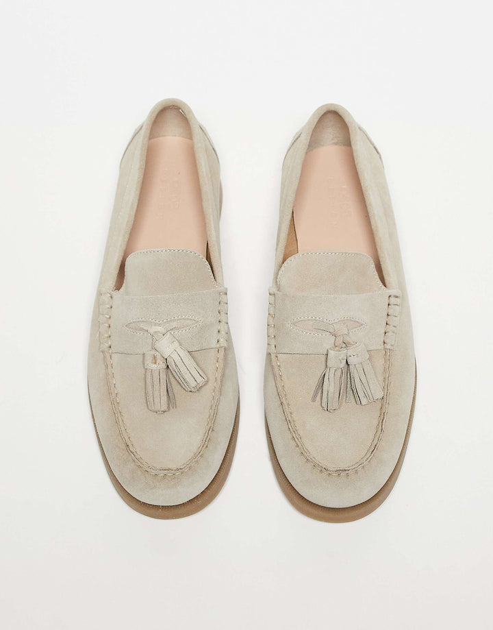 Women's versatile luxury tassel loafers. Chic slip-on footwear, combining elegance and all-day comfort.