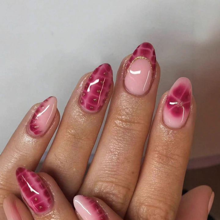 Elegant women's marble press-on nails with artistic design for a quick and stylish false nail manicure.