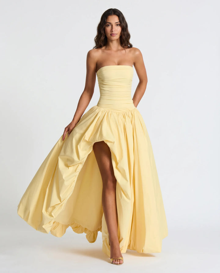 Elegant women's maxi evening dress, perfect for formal occasions & parties. Timeless style & feminine fashion.