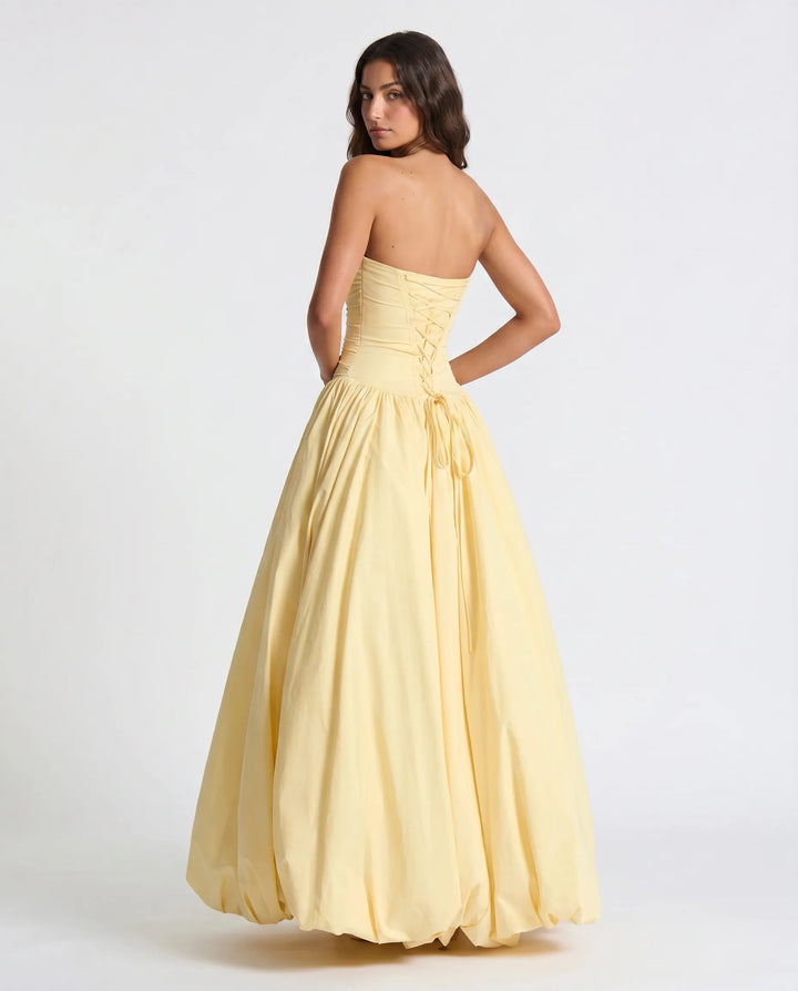 Luxurious women's party dress, a stunning maxi gown for sophisticated evening events. Feminine & elegant.