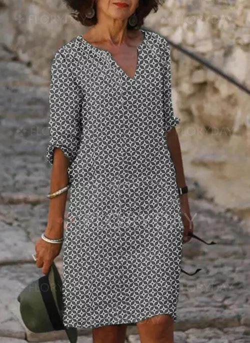 Comfortable women's midi dress, flattering silhouette for everyday wear. Chic and versatile long sleeve design.