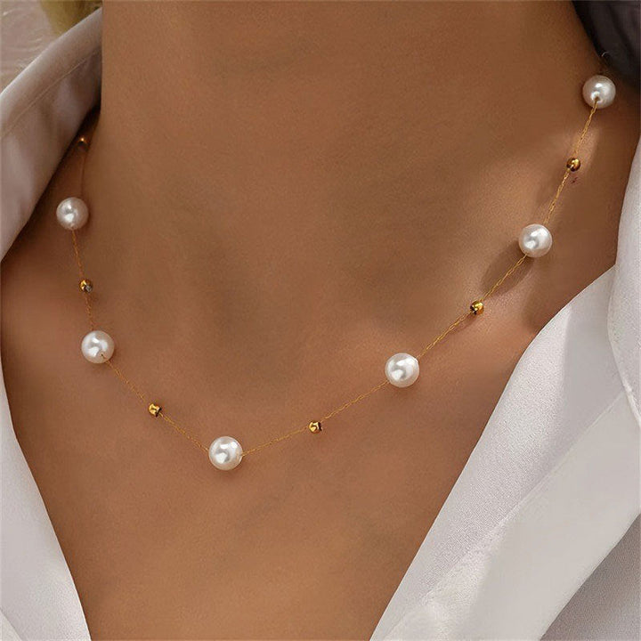 Elegant women's necklace with imitation pearls and delicate gold-tone chain, a perfect fashion accessory.