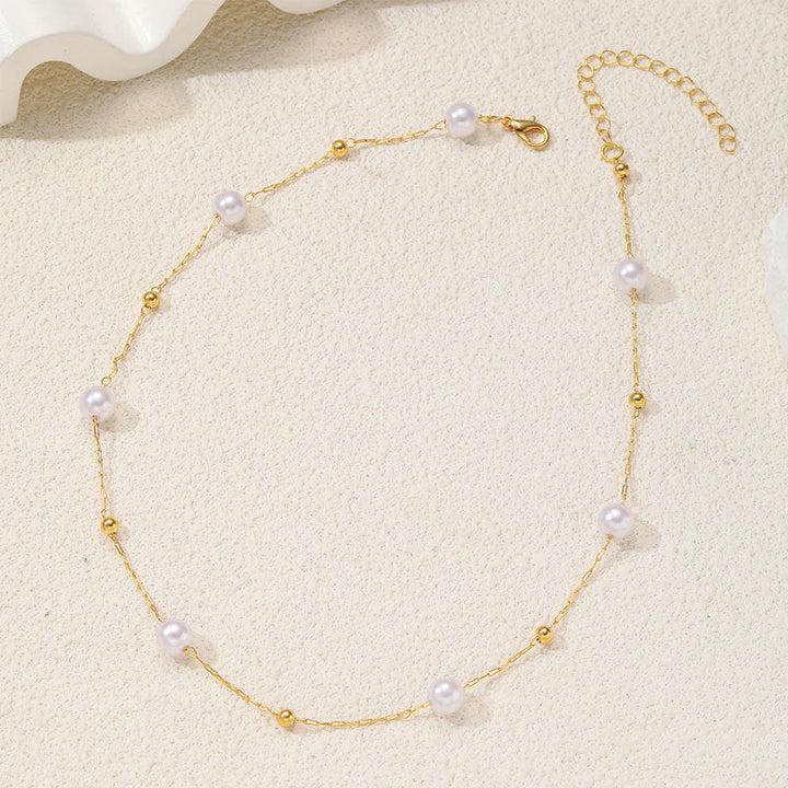 Chic women's pearl and gold necklace, a beautiful and elegant accessory for any fashion-conscious individual.