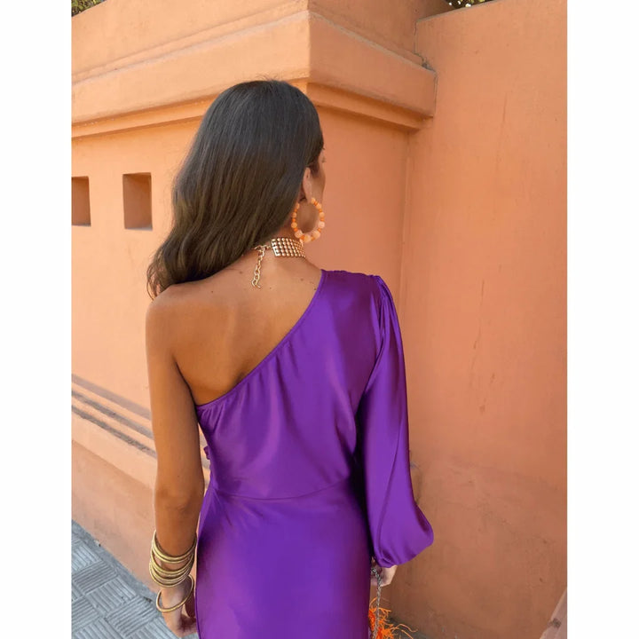 Formal women's one-shoulder full-length dress, featuring a twisted bodice, a graceful slit, and sophisticated style.