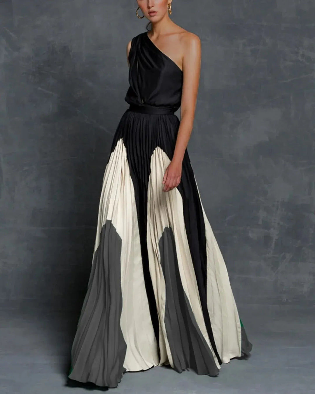 Sophisticated women's pleated one-shoulder maxi dress, ideal for wedding guests, parties, or formal evening events.