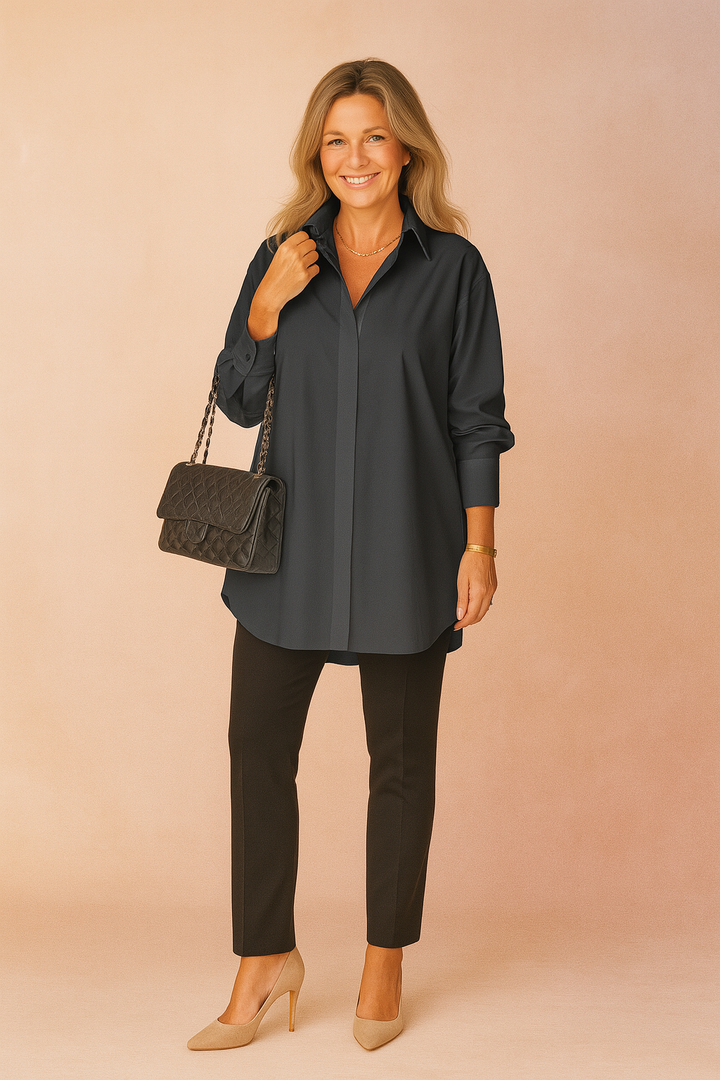 Versatile women's oversized blouse, relaxed fit, ideal for casual wear or an elegant top.