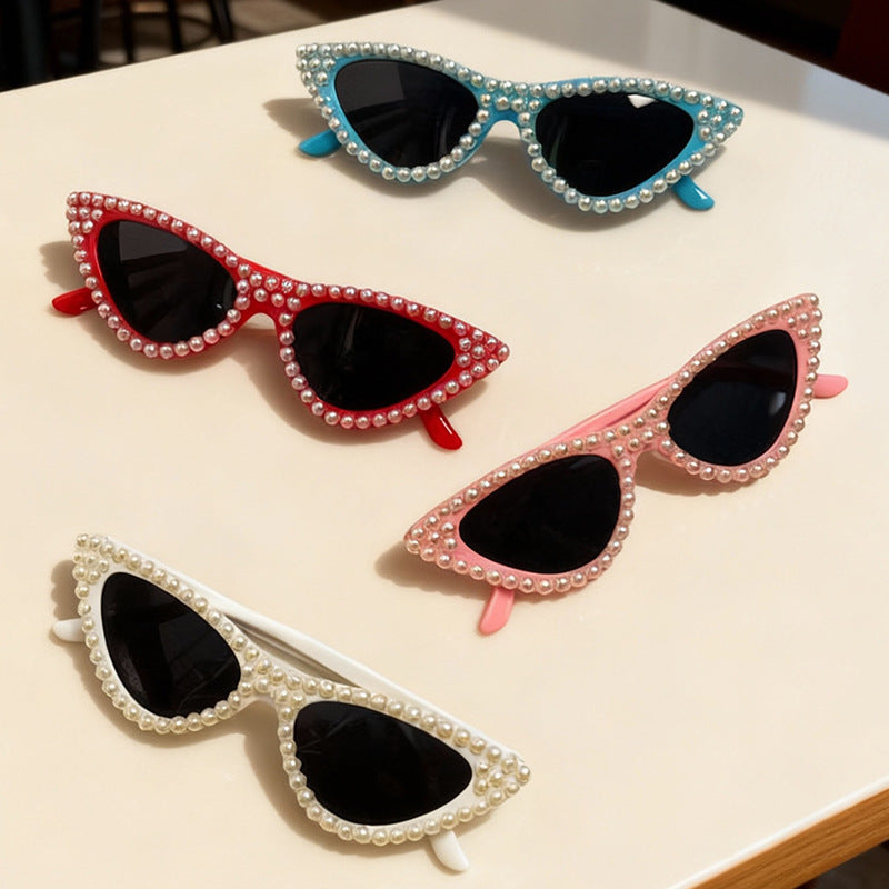Vintage-inspired women's pearl cat eye sunglasses, perfect for a glamorous look and UV protection.