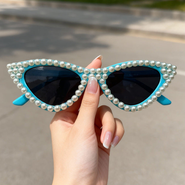 Modern women's pearl cat eye sunglasses, a stylish and practical choice for eye protection.
