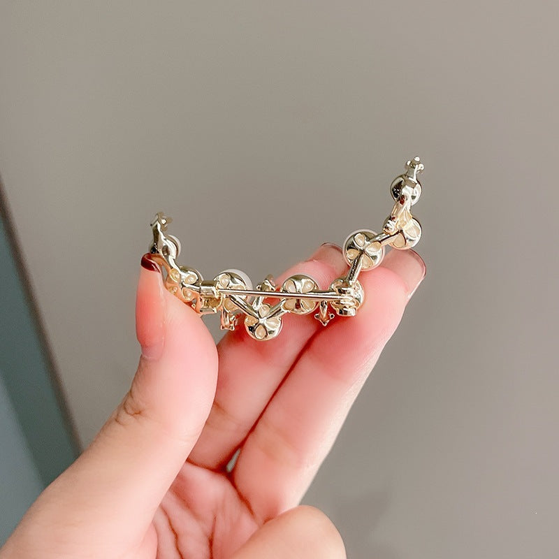 Exquisite pearl drop earrings for women, an elegant gift for her, suitable for fashion-forward jewelry lovers.
