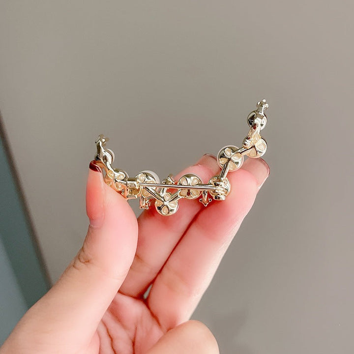Exquisite pearl drop earrings for women, an elegant gift for her, suitable for fashion-forward jewelry lovers.