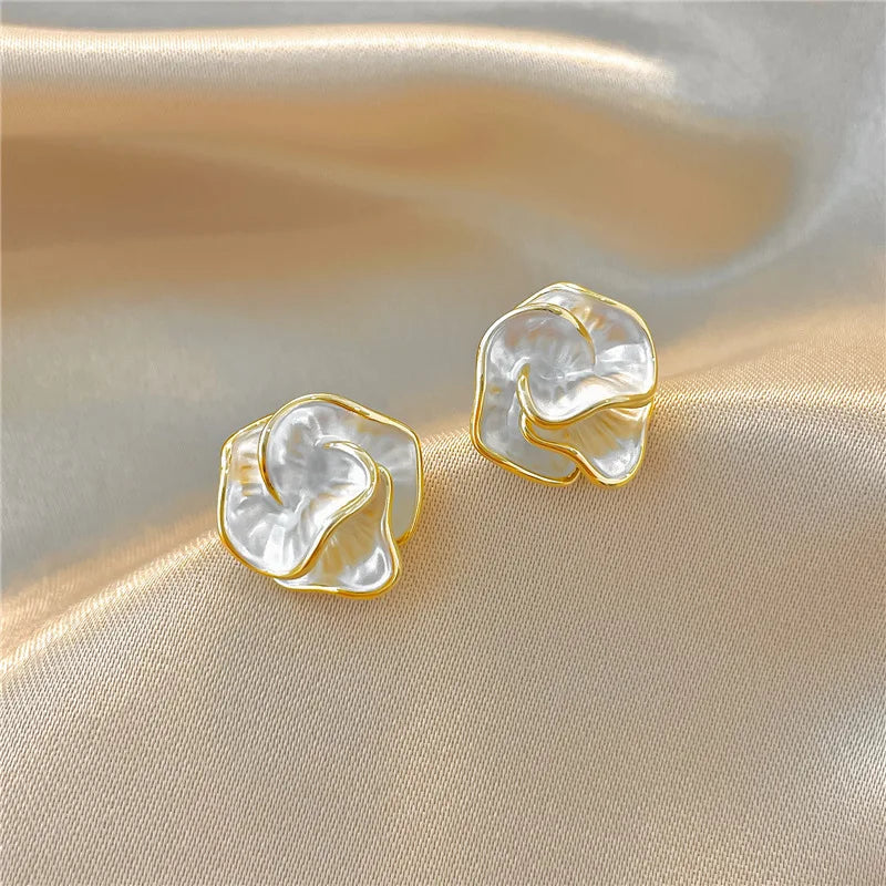 Elegant women's pearl flower dangle earrings, delicate and fashionable, a perfect gift for her.