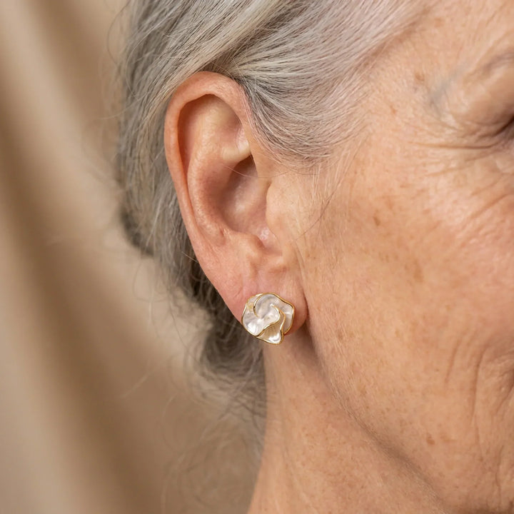 Delicate pearl flower drop earrings for women, featuring elegant design, ideal as a stylish accessory.