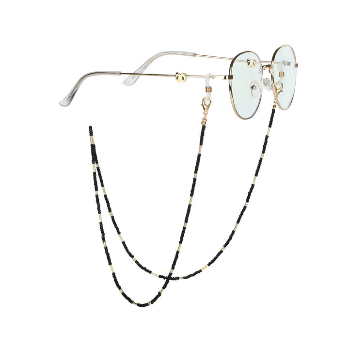 Close-up of a women's elegant pearl & gold chain necklace. Exquisite fashion accessory detail.
