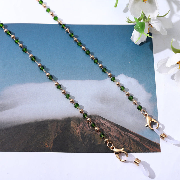 Fashionable pearl necklace with intricate gold detailing, an elegant and versatile jewelry gift for women.