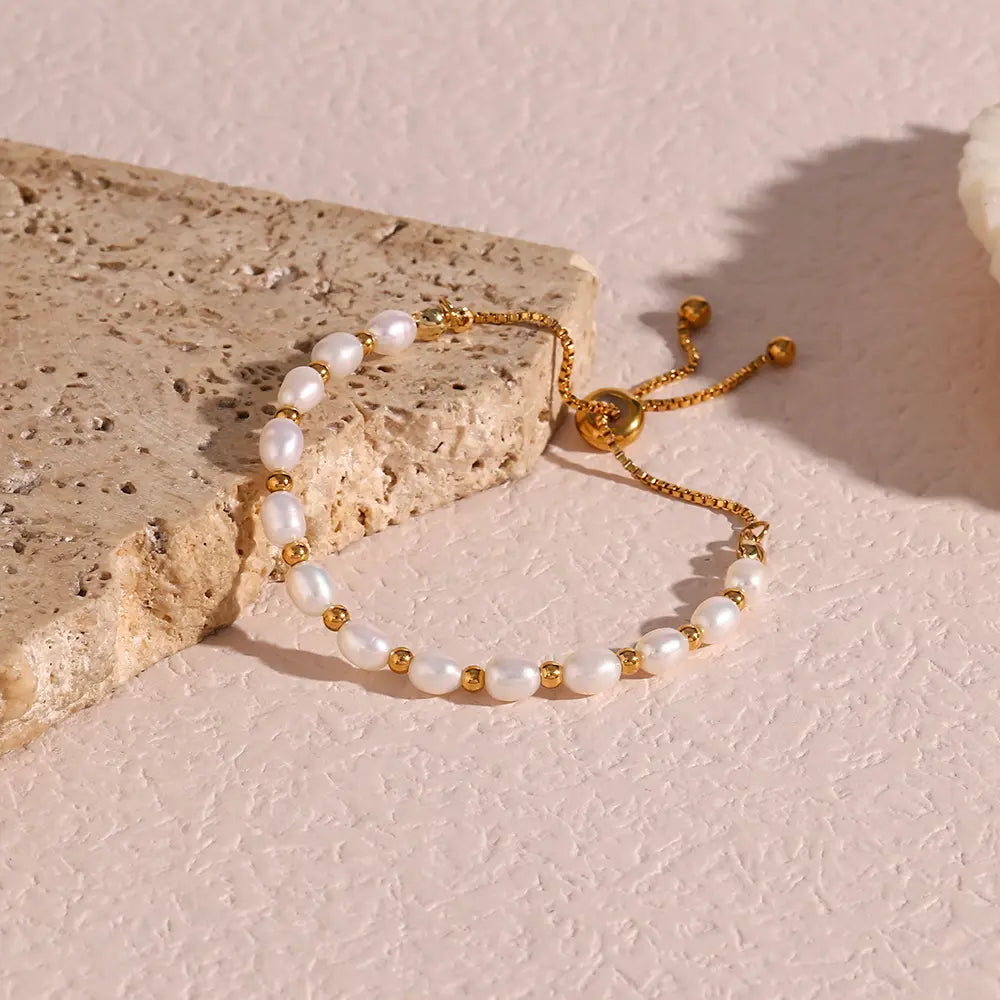Stylish pearl & gold bracelet for women. A sophisticated accessory, perfect for any elegant outfit.