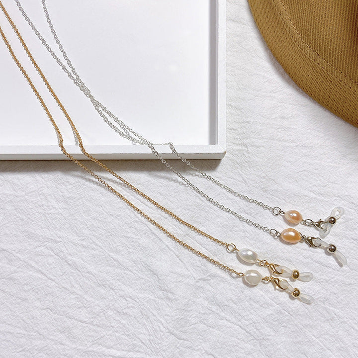 Elegant women's pearl & gold jewelry holder chain, also suitable for glasses. Fashionable and functional accessory.