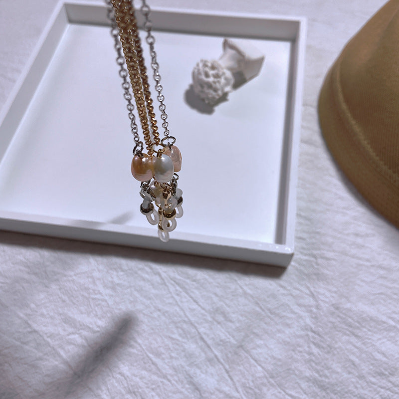 Fashionable pearl chain for women, elegant gold/silver finish. Ideal for holding necklaces or eyeglasses securely.