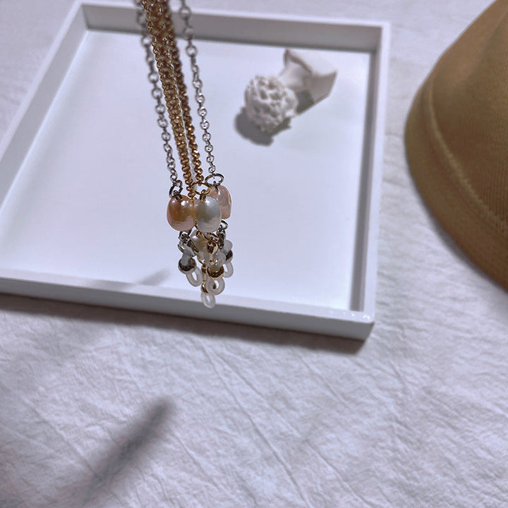 Fashionable pearl chain for women, elegant gold/silver finish. Ideal for holding necklaces or eyeglasses securely.