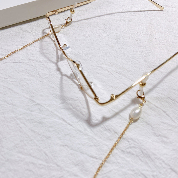 Chic women's pearl & gold/silver chain, designed as an elegant jewelry holder or stylish glasses accessory.